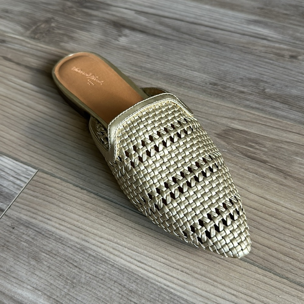 Universal Thread Gold Woven Slides NWT SZ 7.5 - Picture 8 of 8